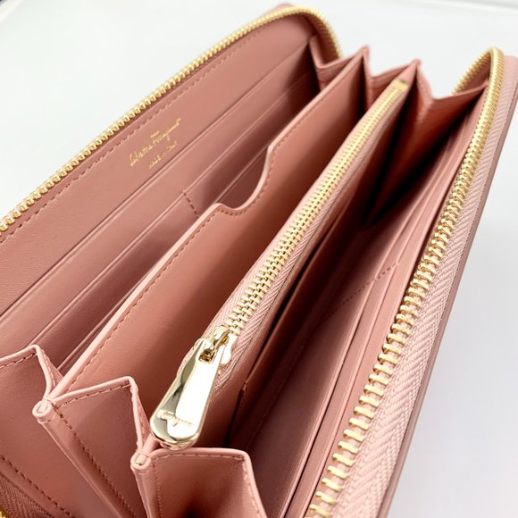 Ferragamo Gancini Calfskin Wallet in Antique Rose NEW IN FERRAGAMO BOX - Picture 5 of 8